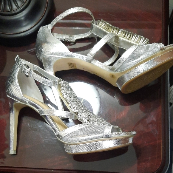 Gianni Bini Silver Glitter Heels - Picture 3 of 12